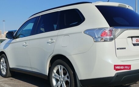 Mitsubishi Outlander III рестайлинг 3, 2013 год, 1 580 000 рублей, 13 фотография