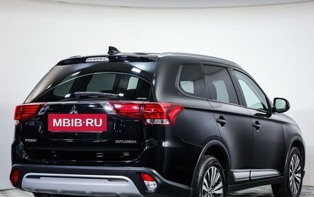 Mitsubishi Outlander III рестайлинг 3, 2019 год, 2 739 000 рублей, 5 фотография