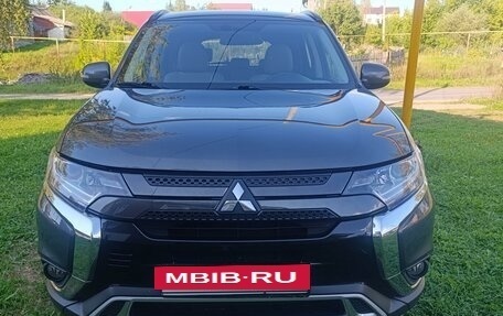 Mitsubishi Outlander III рестайлинг 3, 2021 год, 2 898 000 рублей, 4 фотография