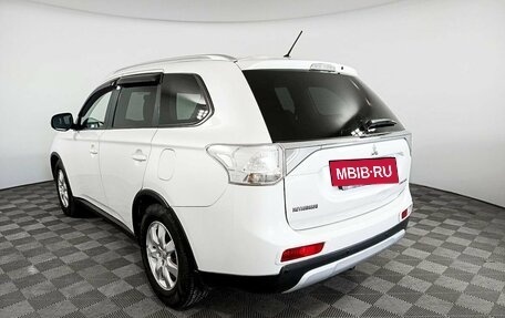 Mitsubishi Outlander III рестайлинг 3, 2014 год, 1 835 000 рублей, 7 фотография