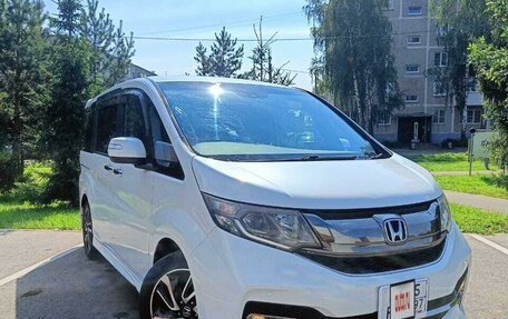 Honda Stepwgn IV, 2017 год, 2 350 000 рублей, 2 фотография