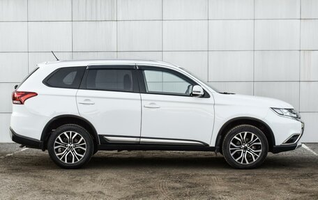 Mitsubishi Outlander III рестайлинг 3, 2016 год, 2 259 000 рублей, 5 фотография