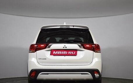 Mitsubishi Outlander III рестайлинг 3, 2022 год, 3 650 000 рублей, 5 фотография