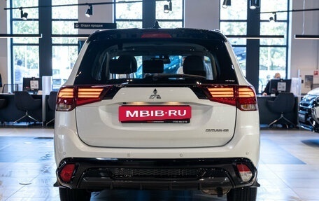 Mitsubishi Outlander III рестайлинг 3, 2022 год, 4 590 000 рублей, 7 фотография