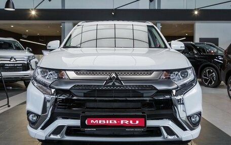 Mitsubishi Outlander III рестайлинг 3, 2022 год, 4 590 000 рублей, 2 фотография