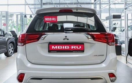 Mitsubishi Outlander III рестайлинг 3, 2022 год, 4 590 000 рублей, 6 фотография