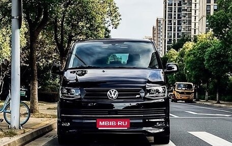 Volkswagen Multivan T6 рестайлинг, 2019 год, 6 790 000 рублей, 2 фотография