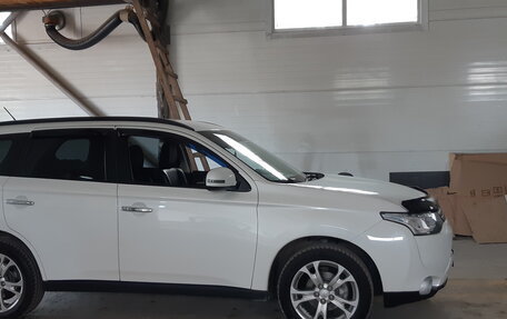 Mitsubishi Outlander III рестайлинг 3, 2013 год, 1 680 000 рублей, 13 фотография