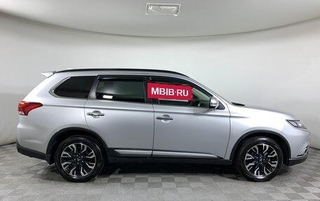 Mitsubishi Outlander III рестайлинг 3, 2021 год, 3 199 000 рублей, 4 фотография