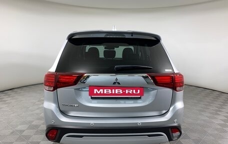 Mitsubishi Outlander III рестайлинг 3, 2021 год, 3 199 000 рублей, 6 фотография