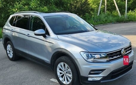 Volkswagen Tiguan II, 2019 год, 2 700 000 рублей, 20 фотография