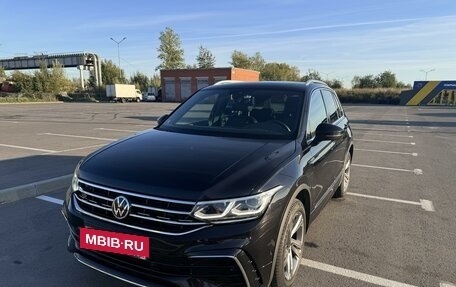 Volkswagen Tiguan II, 2021 год, 3 990 000 рублей, 2 фотография