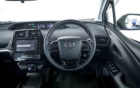 Toyota Prius IV XW50, 2019 год, 2 400 000 рублей, 11 фотография