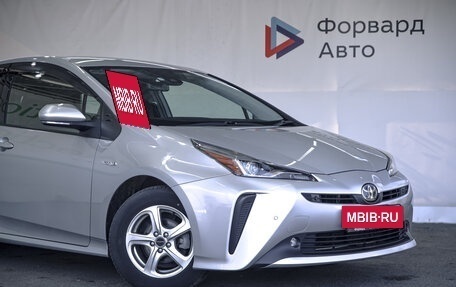 Toyota Prius IV XW50, 2019 год, 2 400 000 рублей, 2 фотография