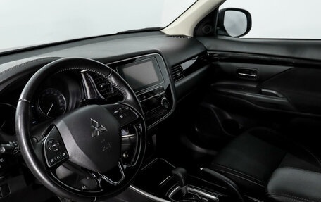 Mitsubishi Outlander III рестайлинг 3, 2019 год, 2 330 000 рублей, 9 фотография