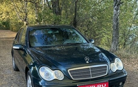 Mercedes-Benz C-Класс, 2003 год, 750 000 рублей, 1 фотография