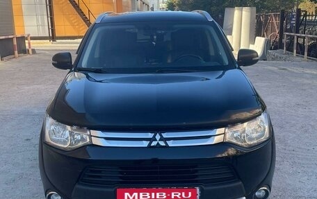 Mitsubishi Outlander III рестайлинг 3, 2014 год, 1 800 000 рублей, 2 фотография