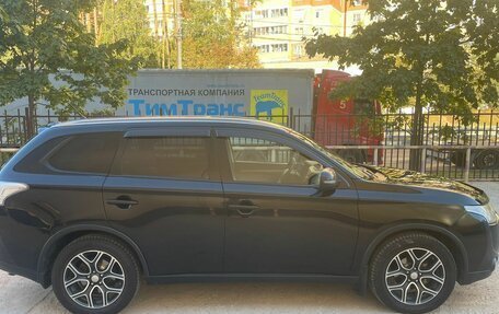 Mitsubishi Outlander III рестайлинг 3, 2014 год, 1 800 000 рублей, 5 фотография