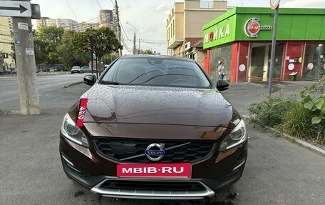 Volvo S60 Cross Country, 2015 год, 2 400 000 рублей, 2 фотография