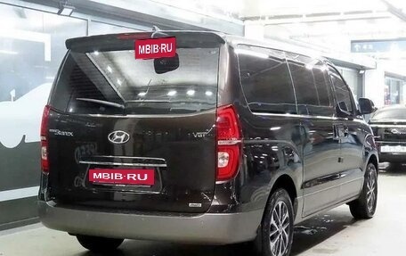 Hyundai Grand Starex Grand Starex I рестайлинг 2, 2018 год, 2 979 000 рублей, 3 фотография