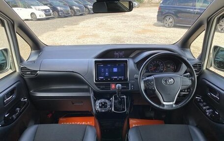 Toyota Noah III, 2018 год, 1 611 000 рублей, 11 фотография