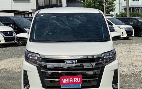 Toyota Noah III, 2018 год, 1 611 000 рублей, 2 фотография