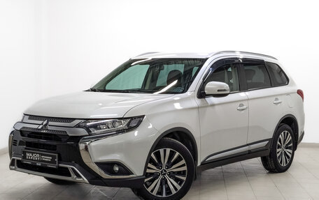 Mitsubishi Outlander III рестайлинг 3, 2020 год, 2 680 000 рублей, 1 фотография