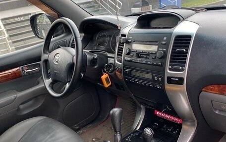 Toyota Land Cruiser Prado 120 рестайлинг, 2006 год, 2 100 000 рублей, 2 фотография