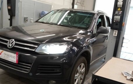 Volkswagen Touareg III, 2011 год, 1 750 000 рублей, 2 фотография