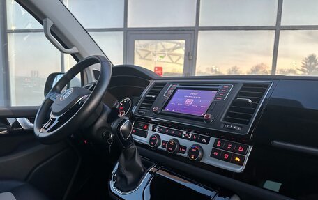 Volkswagen Multivan T6 рестайлинг, 2017 год, 6 799 000 рублей, 5 фотография