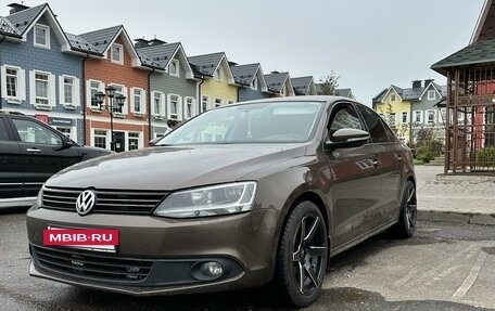 Volkswagen Jetta VI, 2012 год, 999 000 рублей, 2 фотография