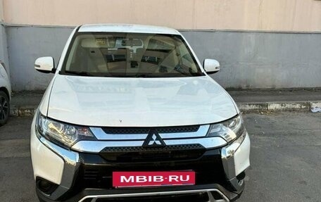 Mitsubishi Outlander III рестайлинг 3, 2019 год, 1 660 000 рублей, 6 фотография