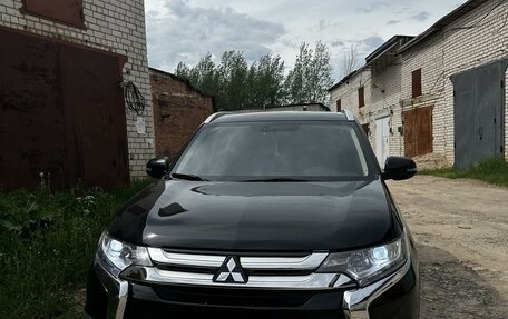 Mitsubishi Outlander III рестайлинг 3, 2016 год, 1 890 000 рублей, 9 фотография