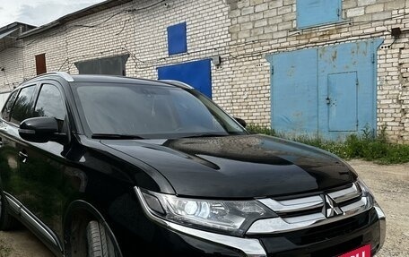 Mitsubishi Outlander III рестайлинг 3, 2016 год, 1 890 000 рублей, 10 фотография