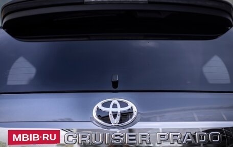 Toyota Land Cruiser Prado 150 рестайлинг 2, 2021 год, 8 300 000 рублей, 10 фотография