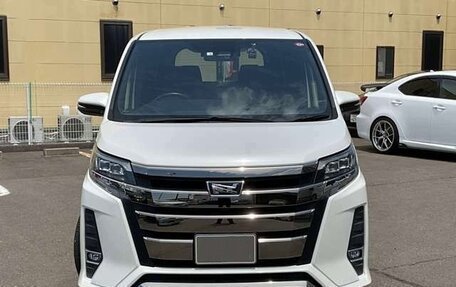 Toyota Noah III, 2021 год, 1 813 000 рублей, 2 фотография