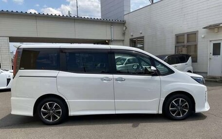 Toyota Noah III, 2021 год, 1 813 000 рублей, 4 фотография