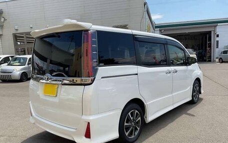 Toyota Noah III, 2021 год, 1 813 000 рублей, 8 фотография