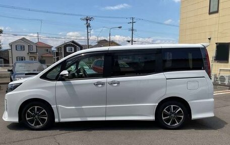 Toyota Noah III, 2021 год, 1 813 000 рублей, 5 фотография