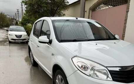 Renault Sandero I, 2013 год, 800 000 рублей, 2 фотография