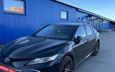 Toyota Camry, 2021 год, 3 150 000 рублей, 2 фотография