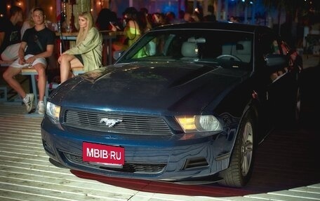 Ford Mustang VI рестайлинг, 2011 год, 1 950 000 рублей, 2 фотография