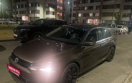 Volkswagen Jetta VI, 2013 год, 1 300 000 рублей, 2 фотография