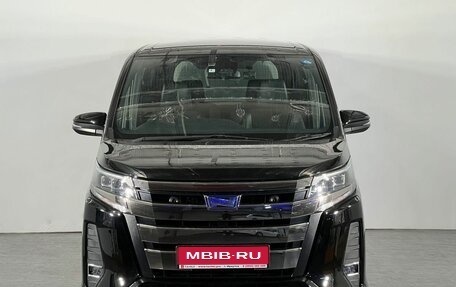 Toyota Noah III, 2018 год, 2 698 000 рублей, 1 фотография