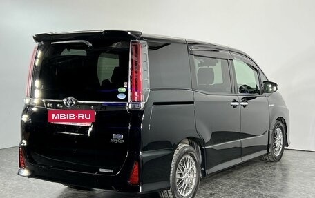 Toyota Noah III, 2018 год, 2 698 000 рублей, 3 фотография