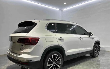 Volkswagen Tiguan II, 2020 год, 2 200 000 рублей, 2 фотография