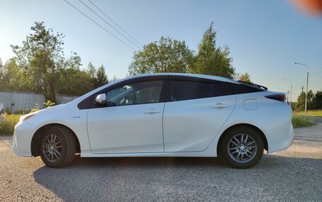 Toyota Prius IV XW50, 2017 год, 2 000 000 рублей, 3 фотография