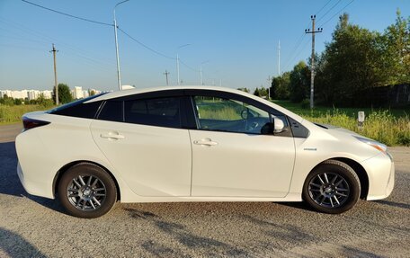 Toyota Prius IV XW50, 2017 год, 2 000 000 рублей, 4 фотография