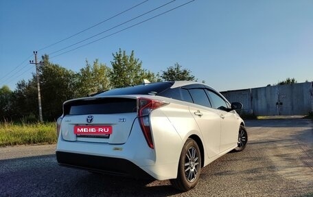 Toyota Prius IV XW50, 2017 год, 2 000 000 рублей, 2 фотография