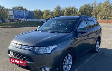 Mitsubishi Outlander III рестайлинг 3, 2013 год, 1 400 000 рублей, 2 фотография